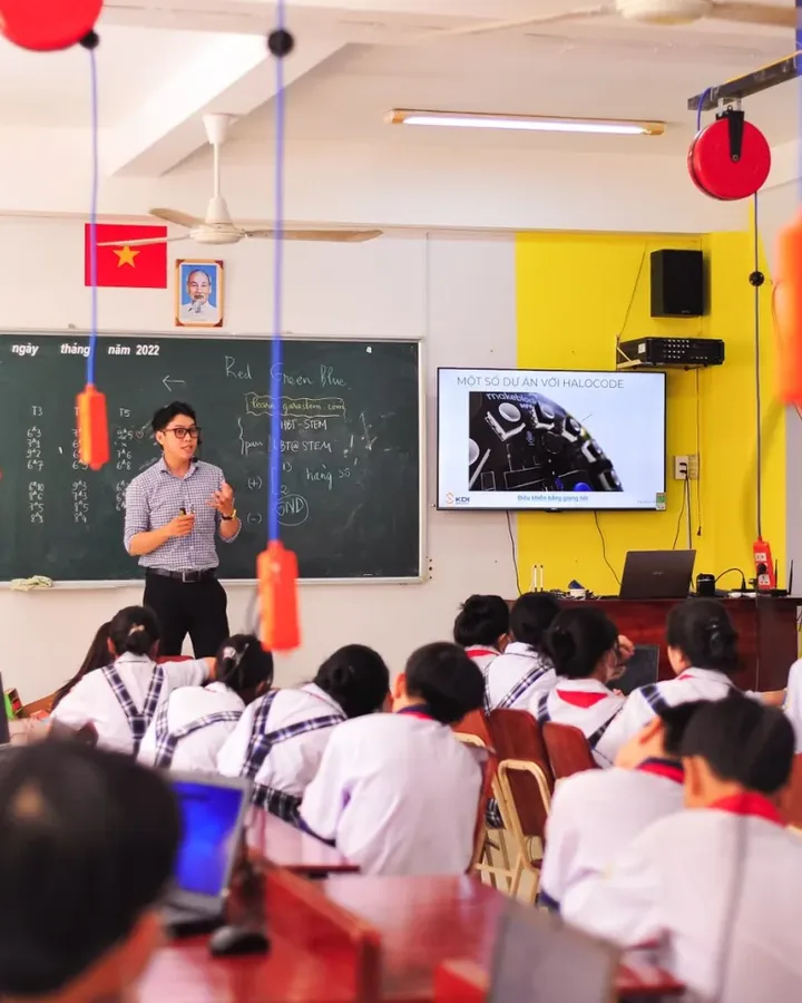 Học sinh chăm chú ghi chép
